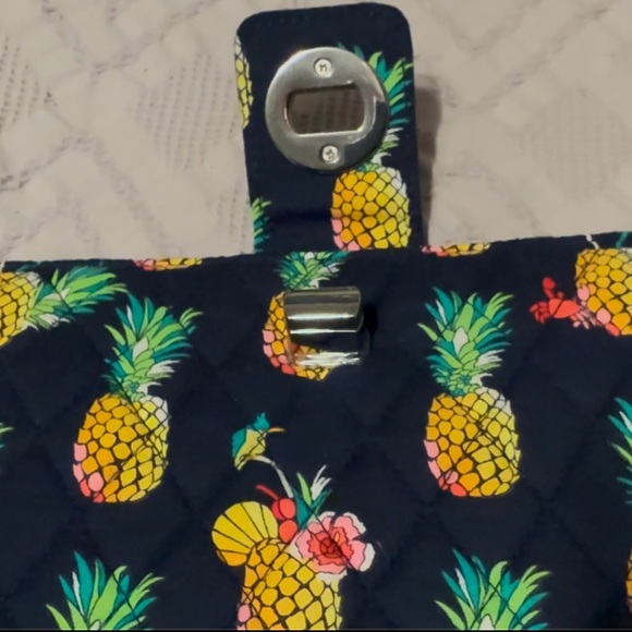 Women’s Vera Bradley RFID quilted clutch purse, navy w/pineapple, NWOT - Picture 4 of 8